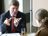 Prof. Dr. Claus Vogelmeier im Beratungsgespr&auml;ch